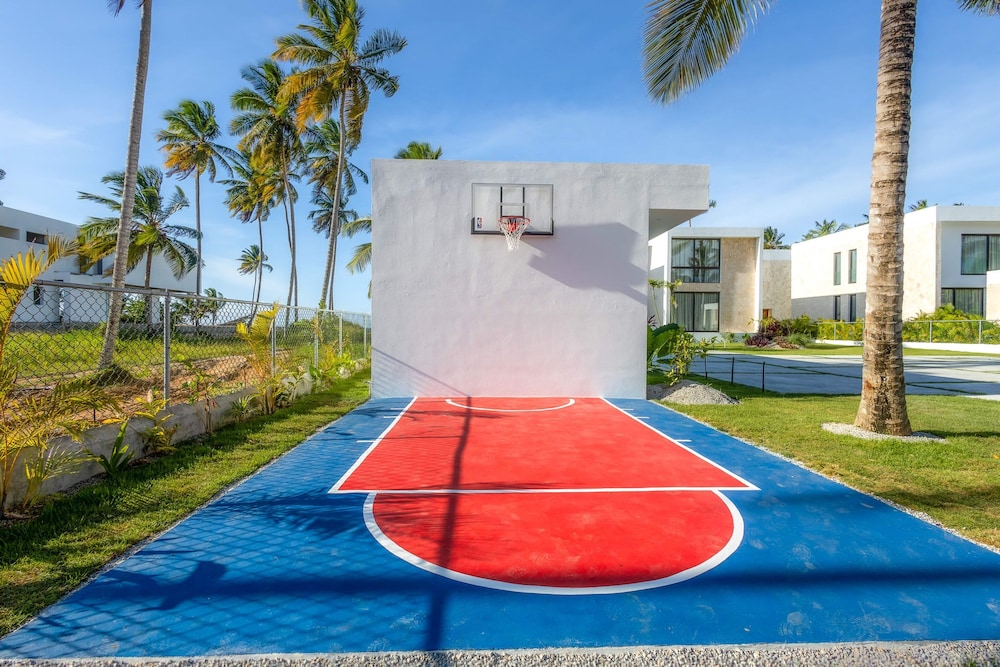 6BR Oceanfront Bliss With Private Chef and Pool