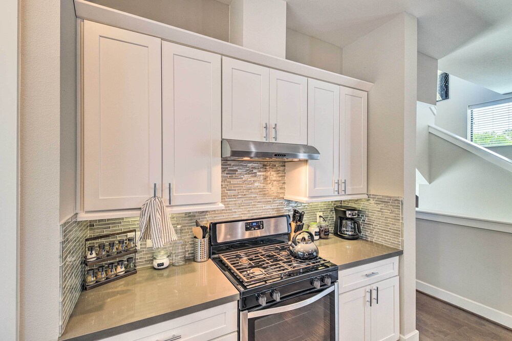 Stylish Houston Townhome ~ 3 Mi to Downtown! view 3