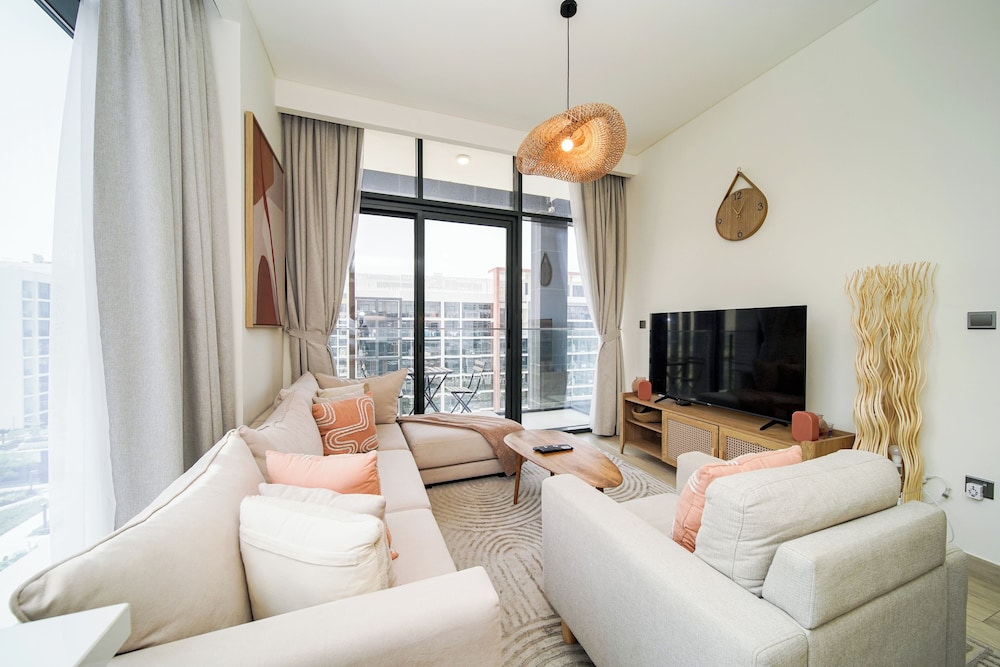 PVH - Stylish 1BR - Azizi Riviera