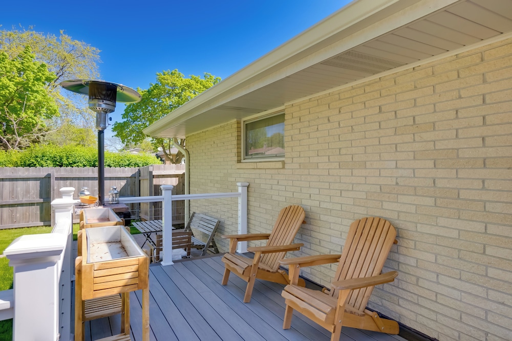 Cozy Milwaukee Apartment w/ Deck, 2 Mi to Airport!