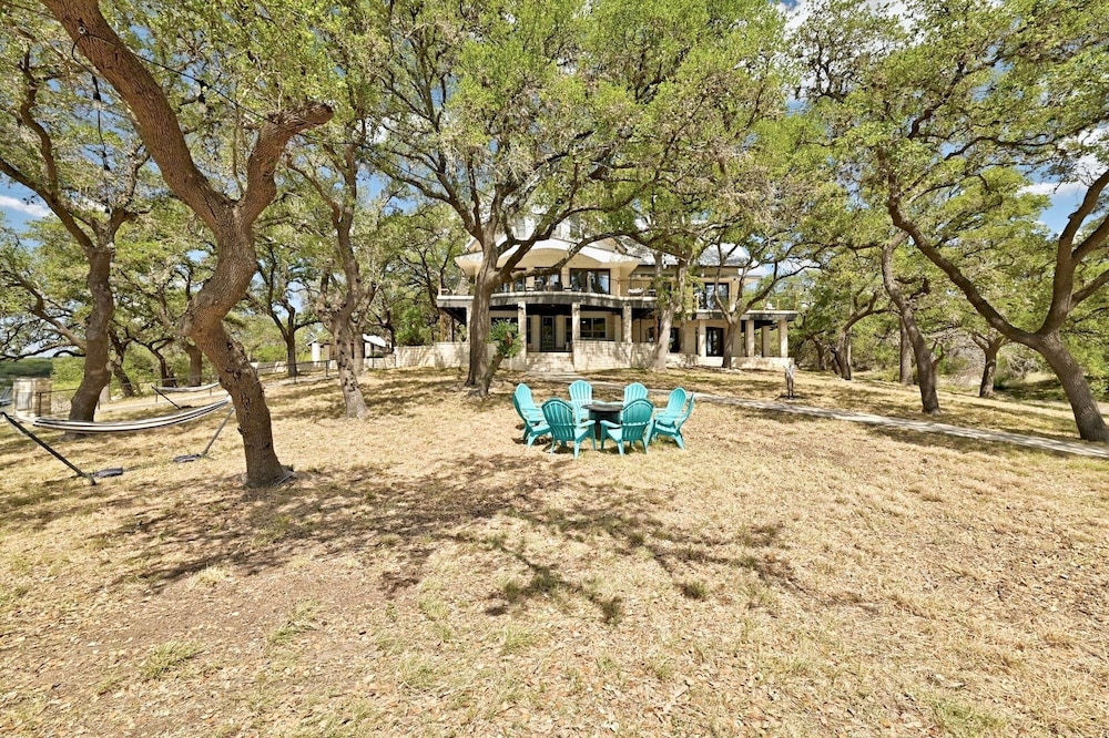 Luxury Lakefront Escape on Lake Travis