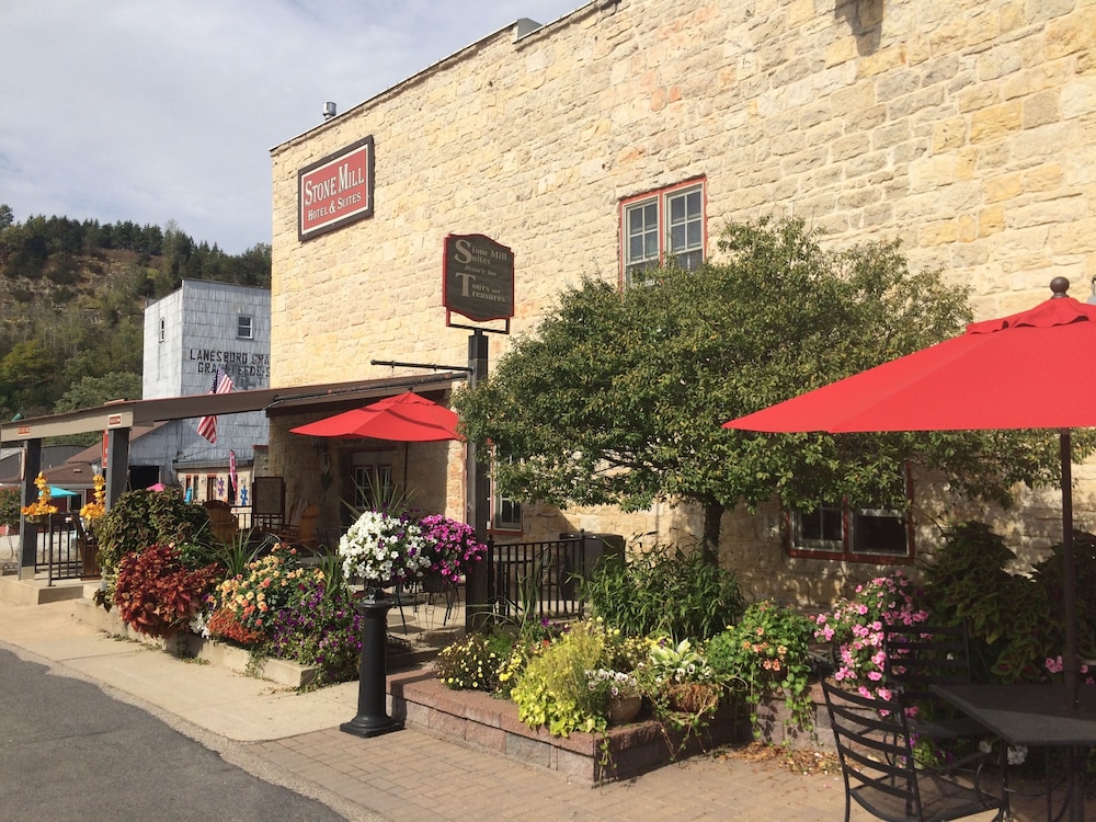 Hotel Stone Mill Hotel & Suites