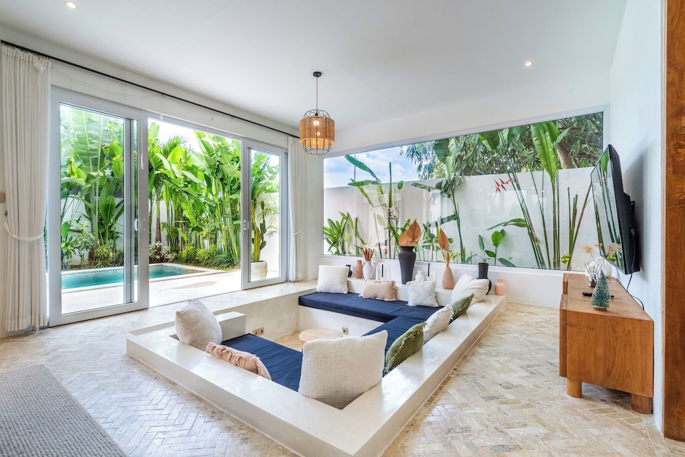 Eleven Villa Canggu - Calm Oasis with Pool and Privacy