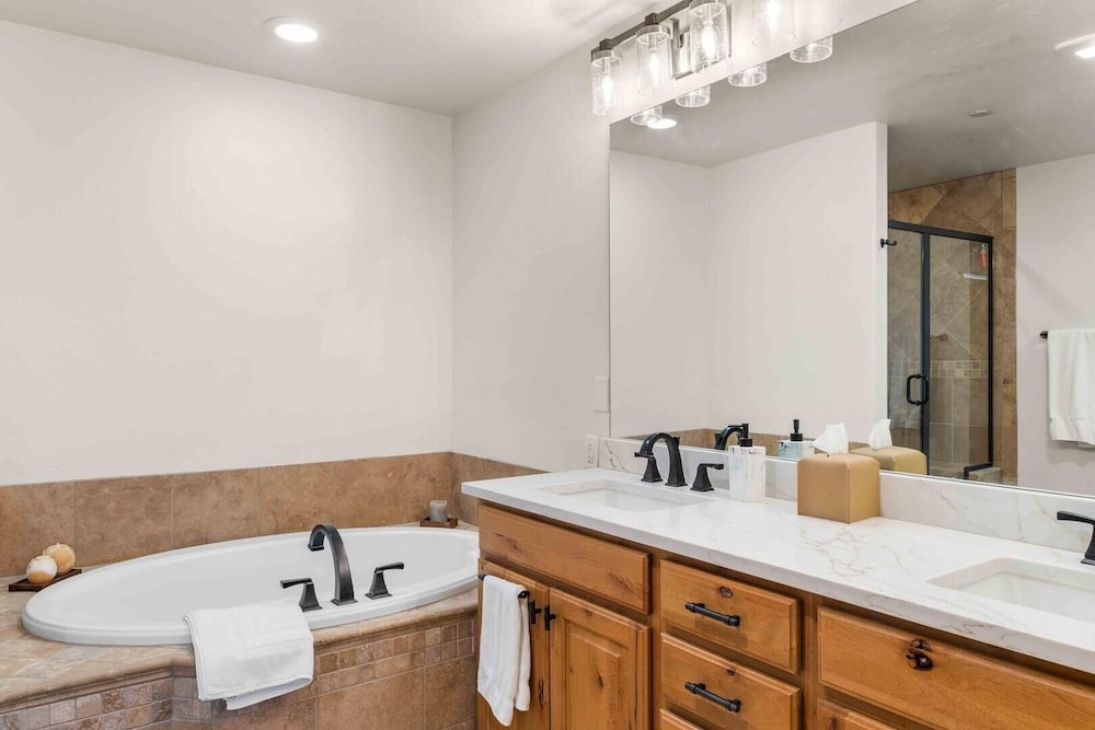 Mount Victoria Lodge #d 3 Bedroom Condo by RedAwning