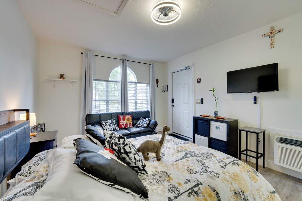 13 Mi to Epcot: Resort Studio w/ Pool Access!