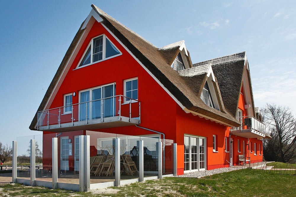 Thatched House in Vieregge by Breetzer Bodden