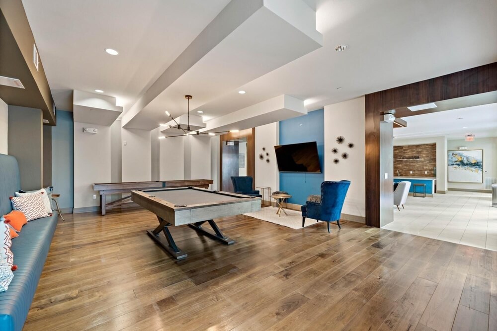 Bright and Airy Condo With Fast Wifi Gym Pool Parking Included