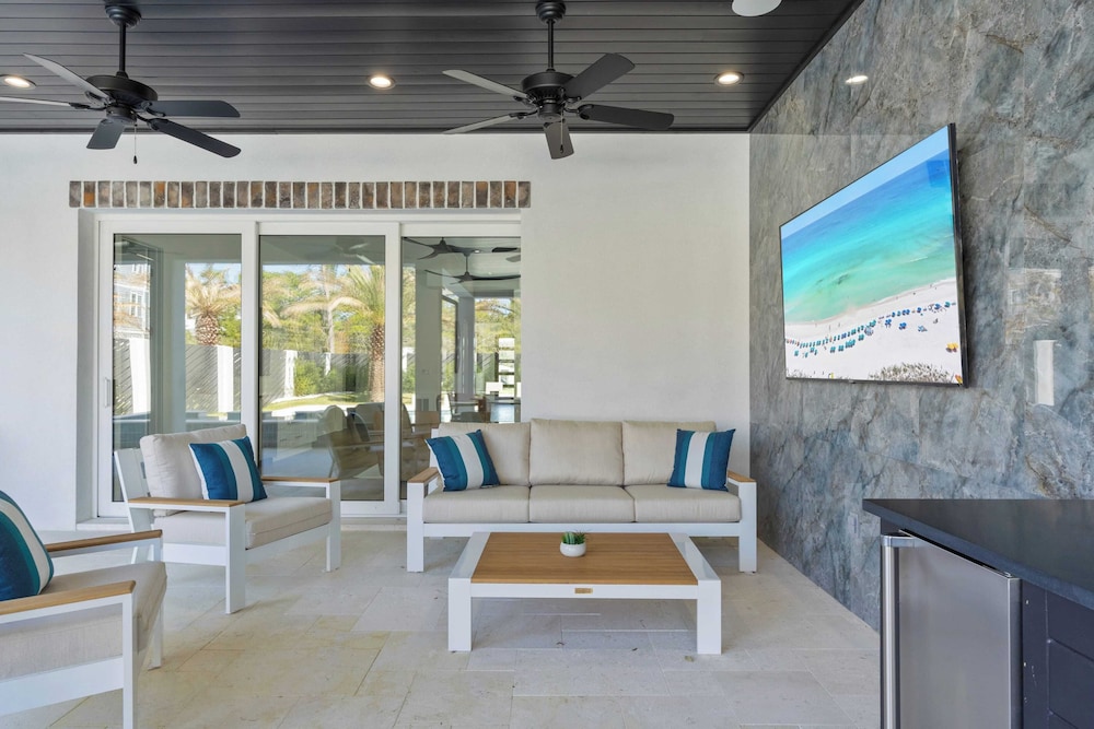 30A Salt & Solace Pool, Golf Cart, Hot Tub + Outdoor Kitchen