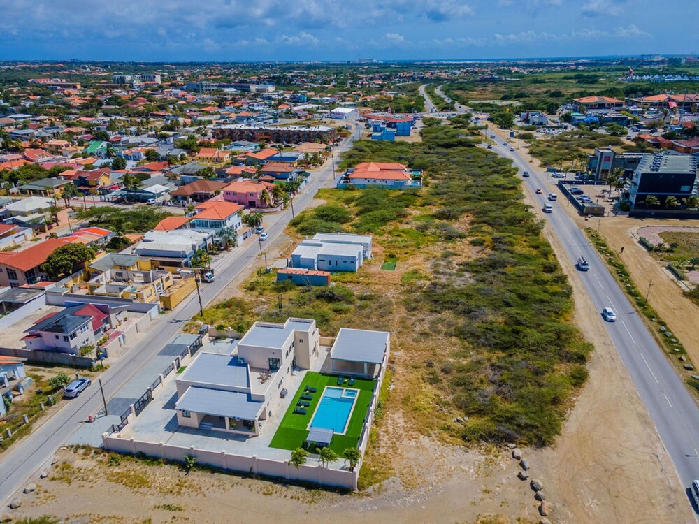 NEW 4br4ba Villa Across of Palmbeach w Pvt Pool