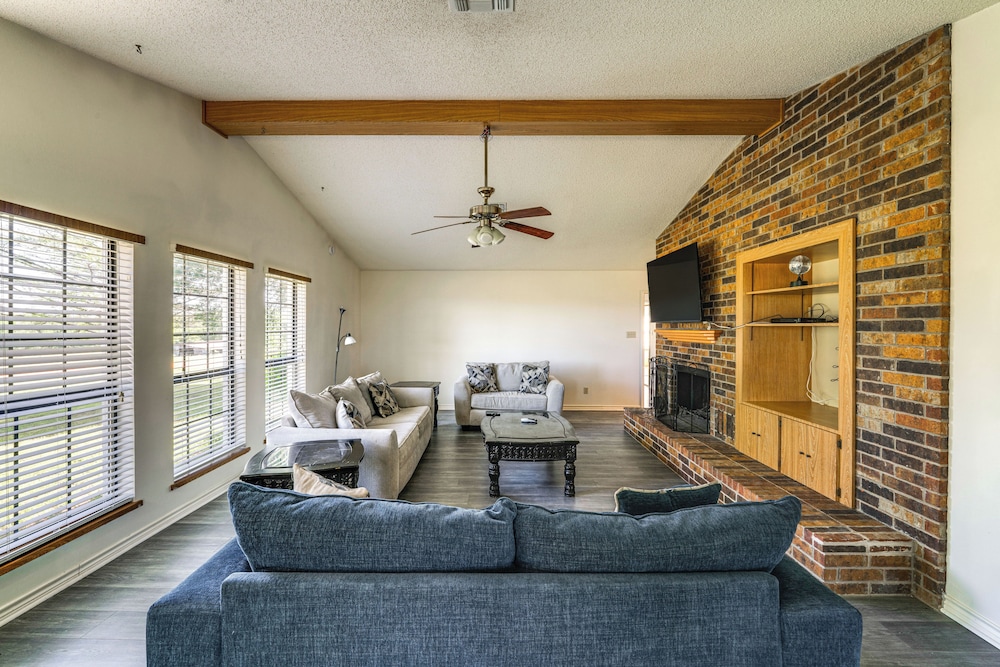 8 Mi to Lewisville Lake: Peaceful Countryside Home