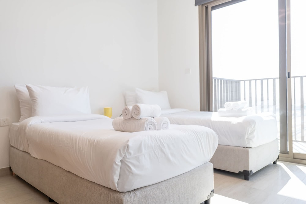 Modern and Peaceful 2 Bedroom in Amber by Azizi