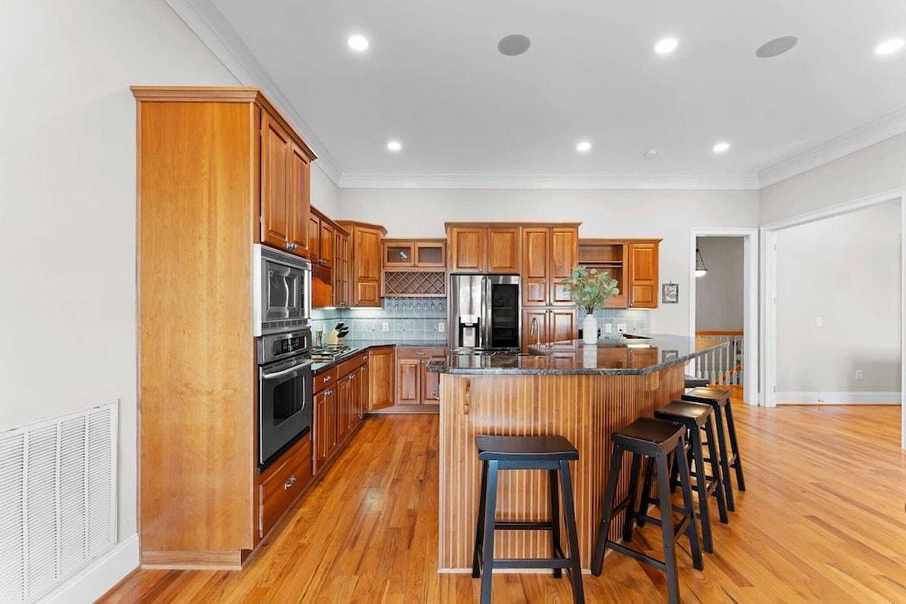 Sunset Pointe by Avantstay Waterfront, Beach, Fire Pit Sleeps 14 5bdr 4BA