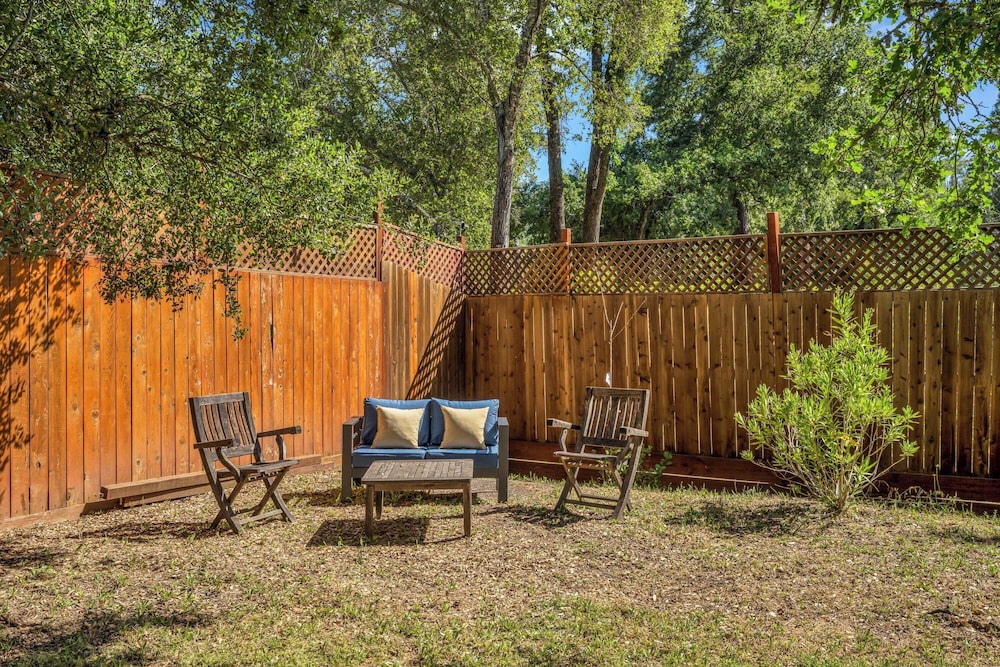 Grapevine Cottage by Avantstay Hobby Vineyard + Firepit