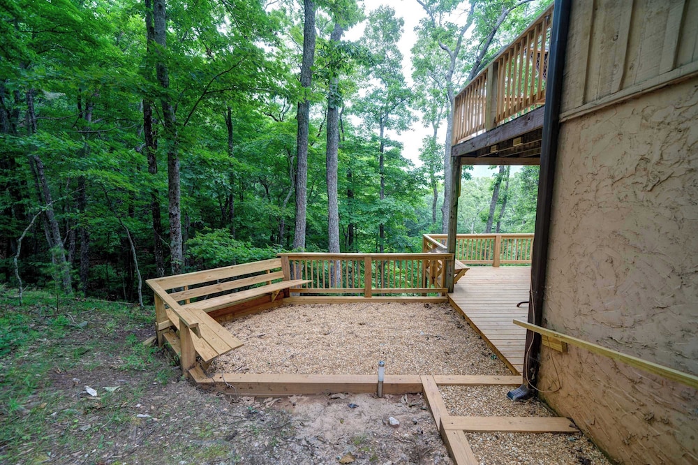 Mountain Views in Private Lake and Golf Community!