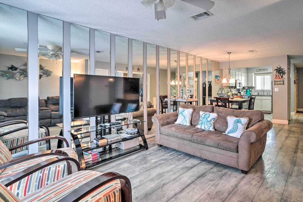Beautiful PCB Townhome: Balcony & Resort Amenities