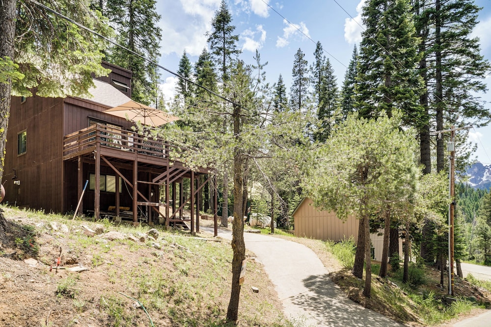6 Mi to Downieville Downhill: Cabin w/ Mtn Views