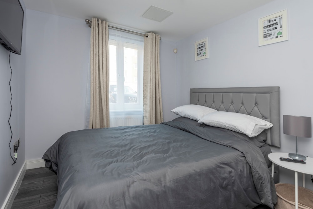 Stylish Elegant New Flat 5 Min from Crossrail