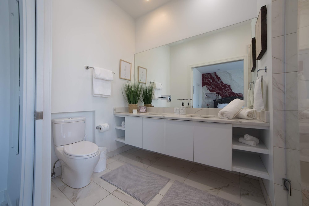 4-bedroom Condo Near Fulton Market w Rooftop