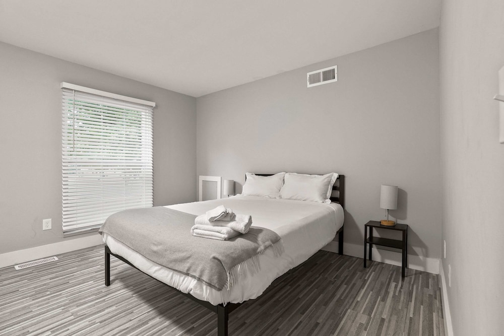 Modern 2BR 2BA Apartment With Pleasant Views