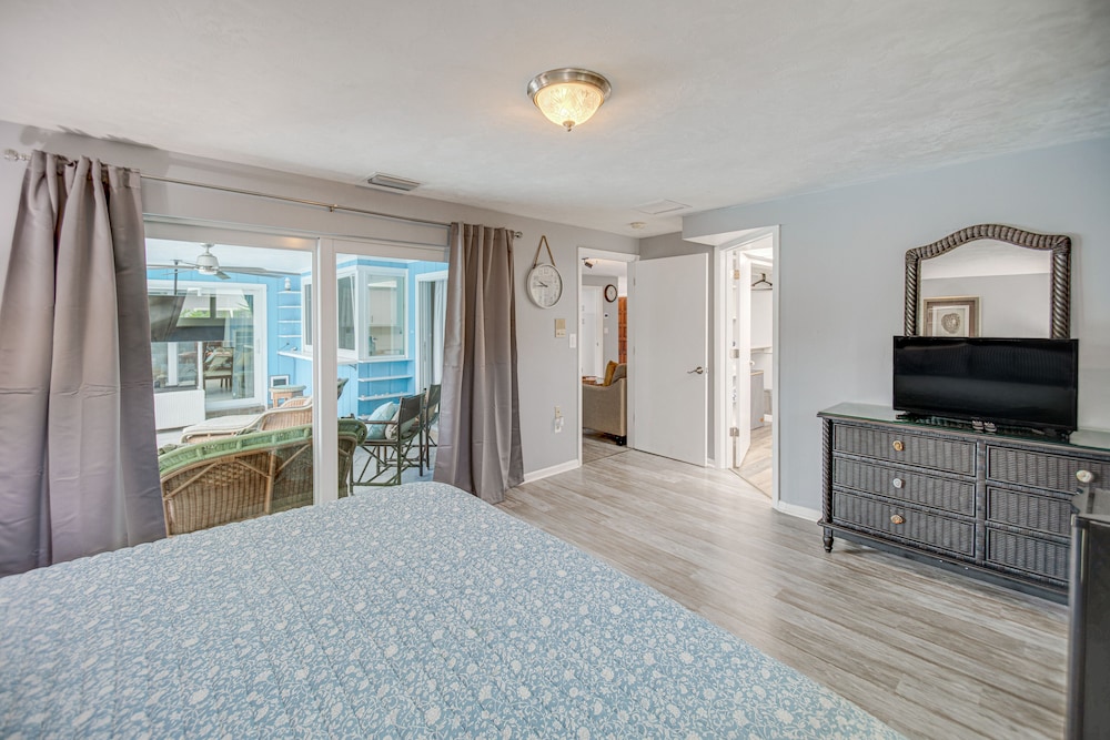Bright Fort Myers Home w/ Pool - 9 Mi to Beach!