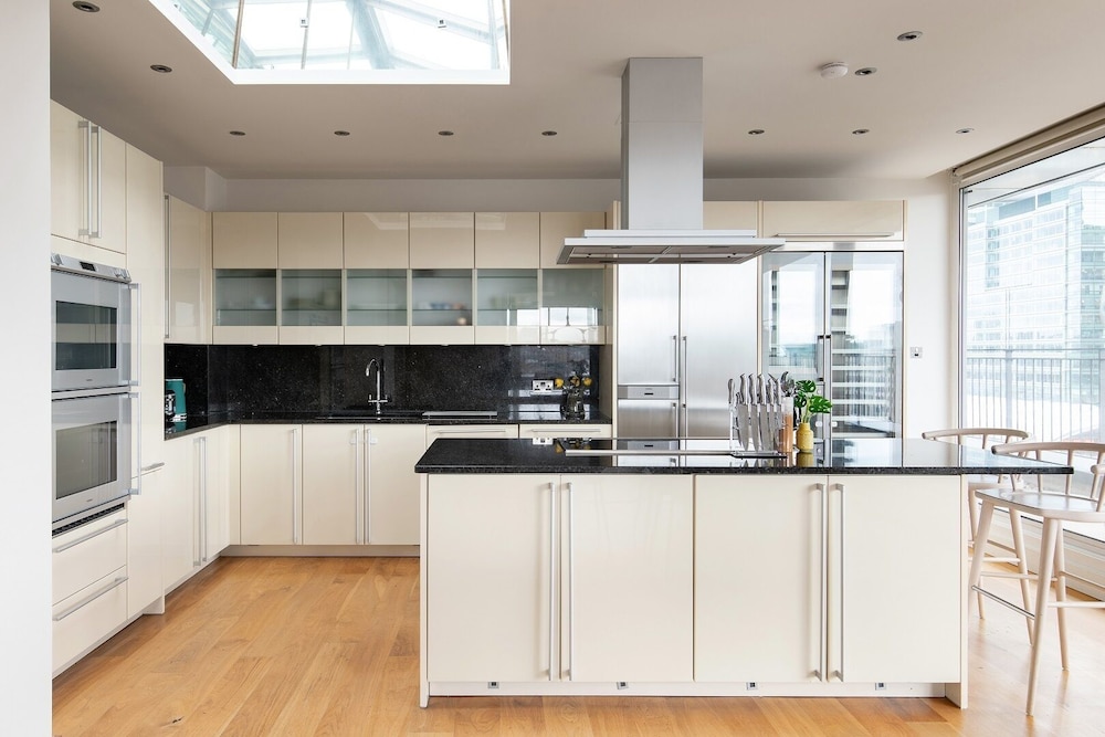 The Canary Wharf Secret - Glamorous 3BDR Flat w/ Terrace and Parking
