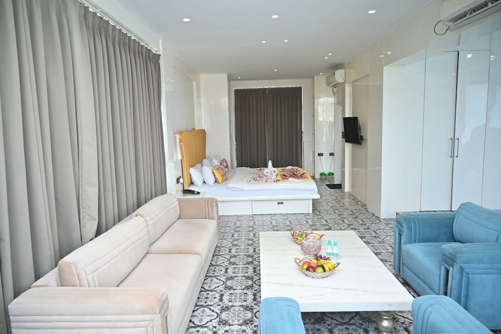Urvi Banquets & Guest House