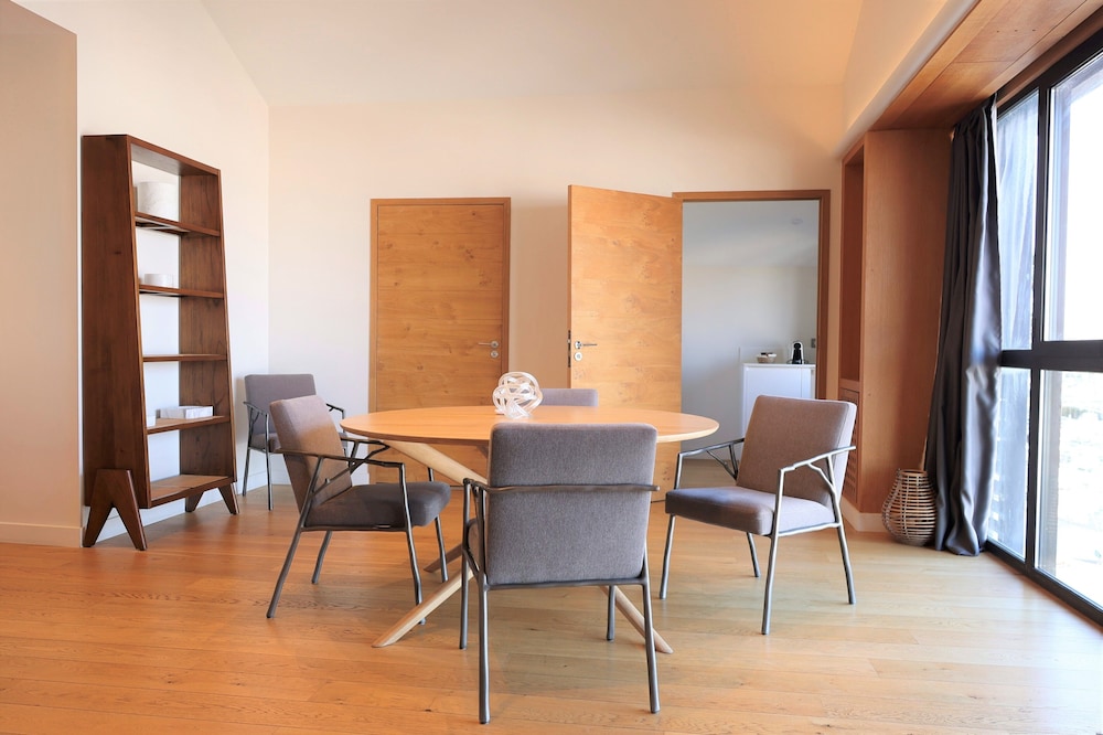 LES SUITES DU PORT by Le Saint Ferdinand
