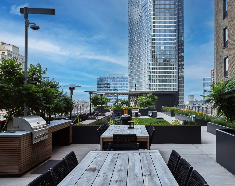 Lux 67fl Apt Lake Views Top Residential Sky Deck
