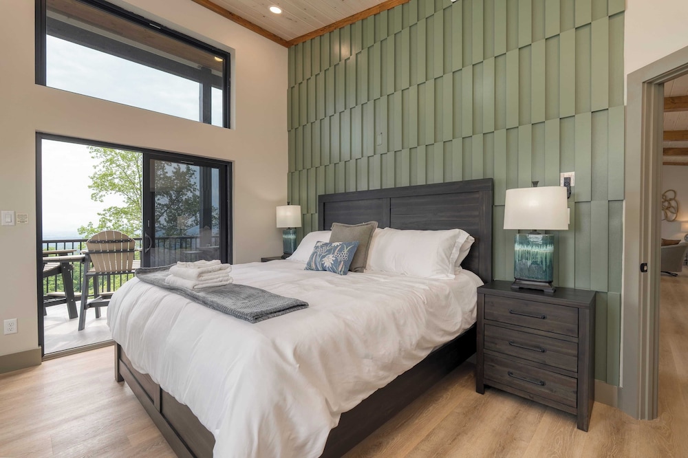 Luxury Group Retreat w/ Indoor Pool, Arcade & 56-mile Views Grand Vista Retreat
