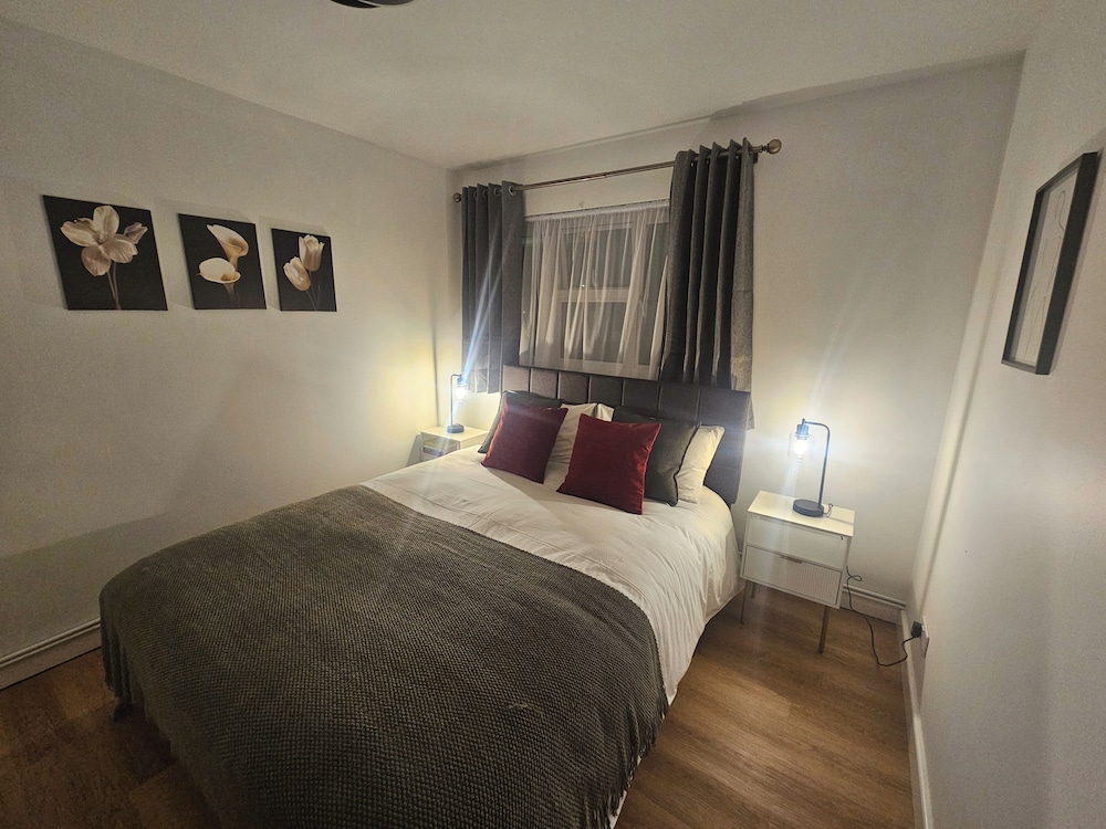 London Chic Apt, Great Location Free Parking