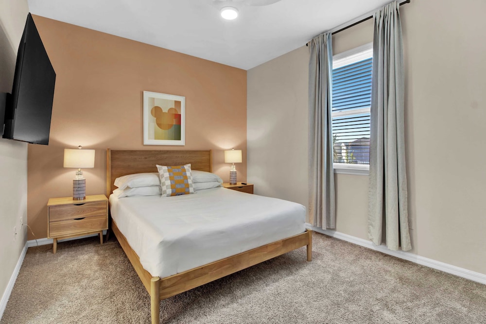 Sleeps 20! 9bdr, Star Wars-themed Game Room, Pool, Hot Tub Nassau by Avantstay