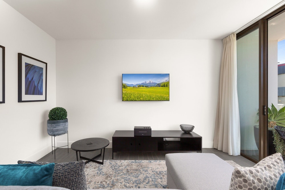 Modern 1-bed With Balcony in Surry Hills
