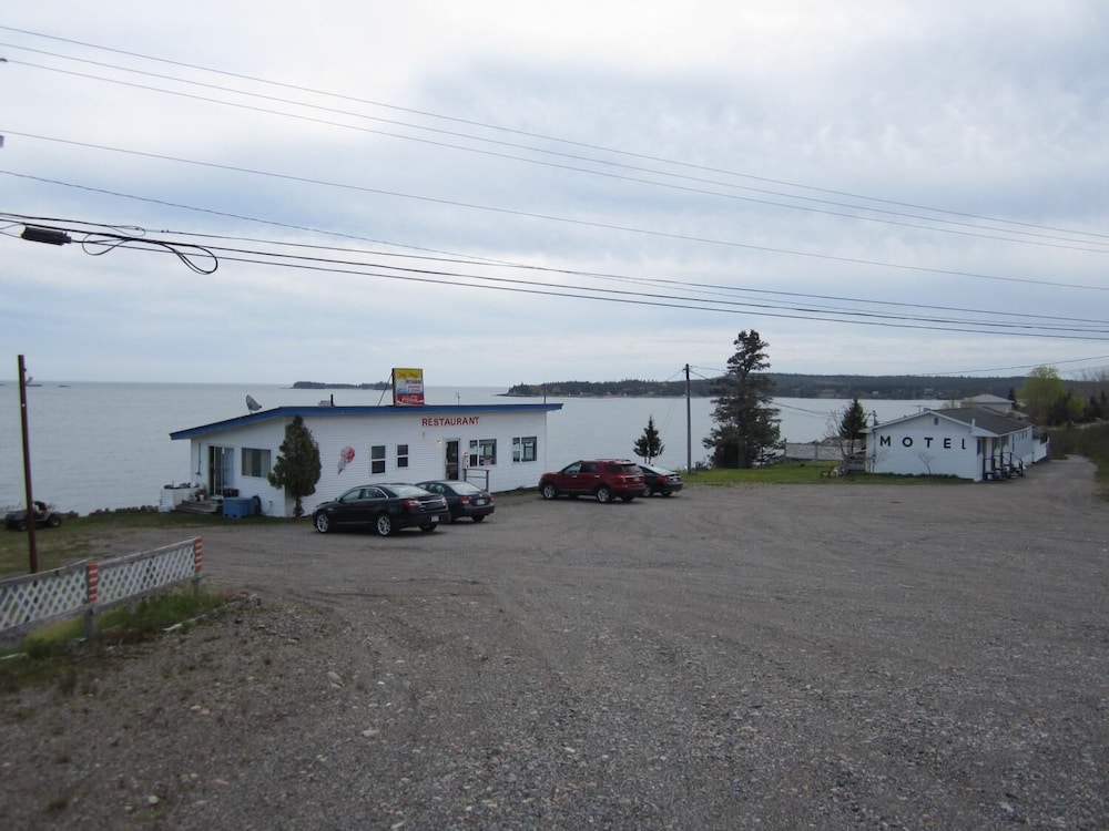 Baybreeze Restaurant and Motel