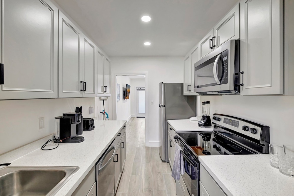 Studio off Las Olas- Steps to the Beach