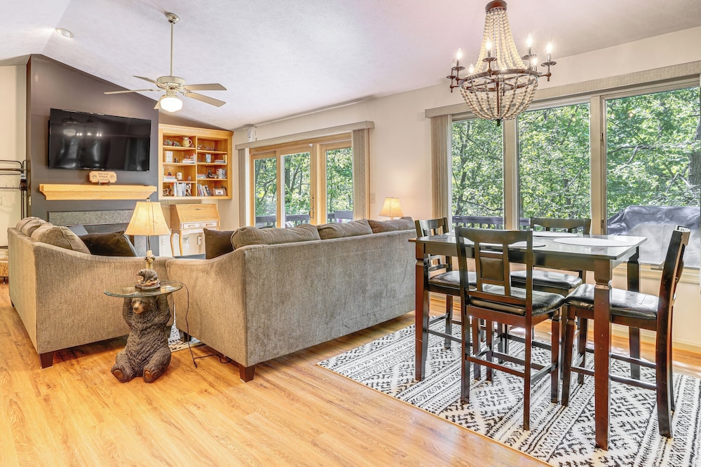 4 Mi to Massanutten Resort: Family Home w/ Views!