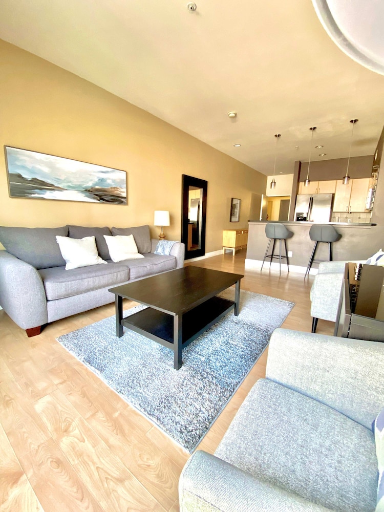 Allura Gaslamp Pool Spa Gym Extra Office Nook