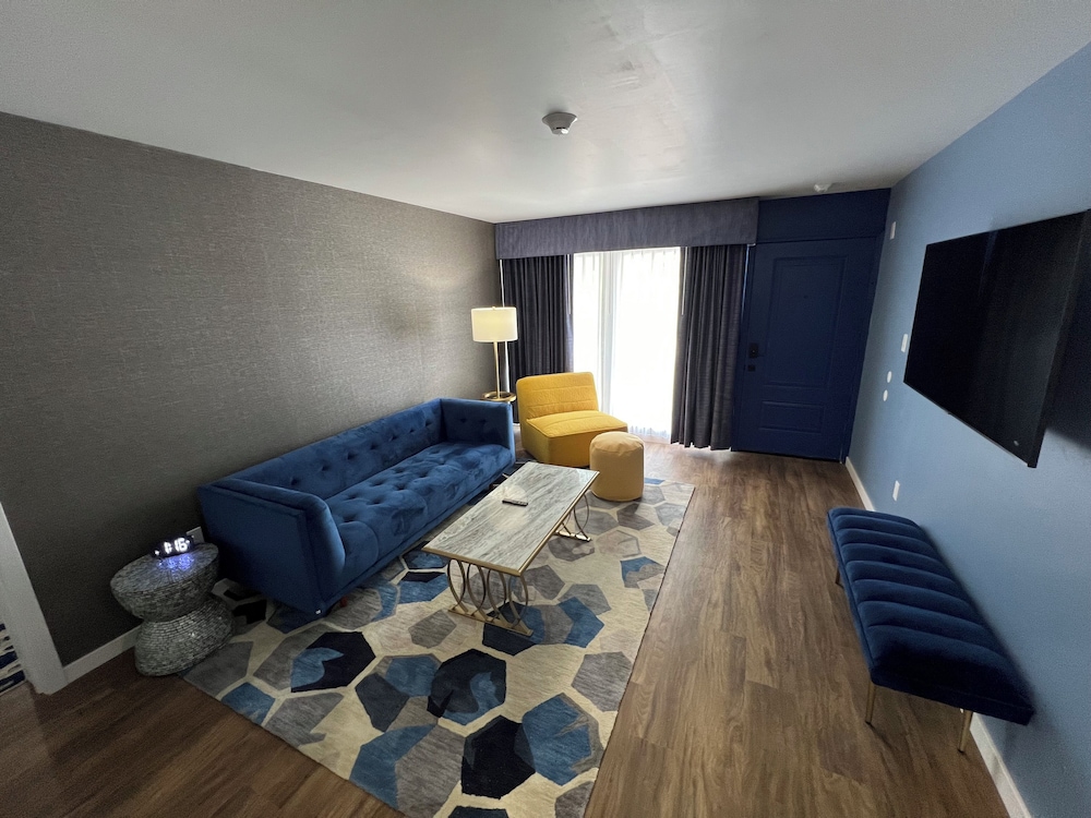 Lighthouse Inn & Suites