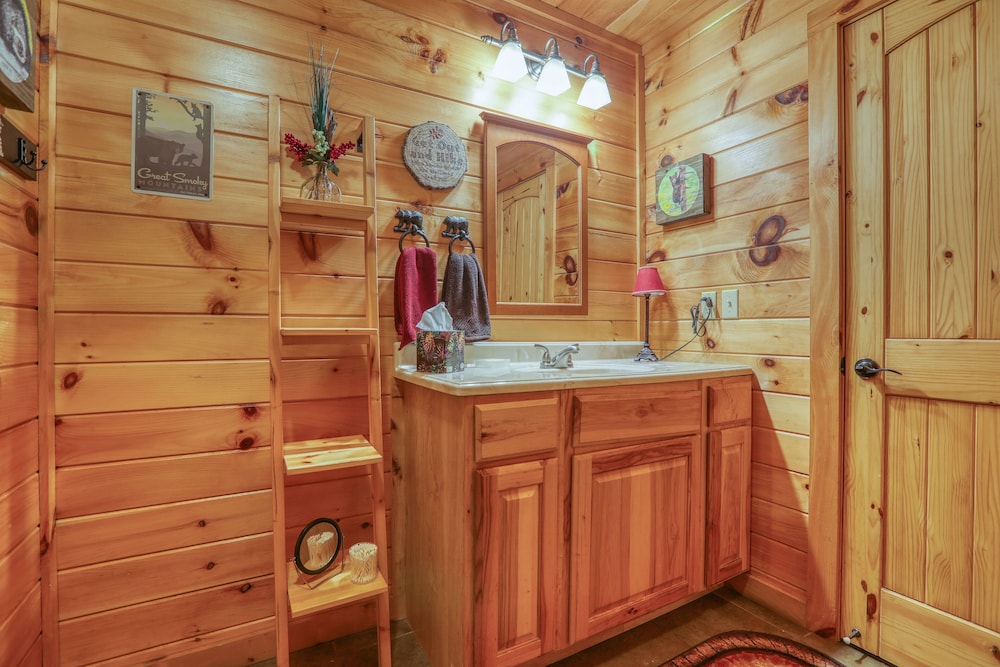 Elk Run On Cosby Creek - 2 Bedrooms, 2 Baths, Sleeps 7 Cabin by RedAwning