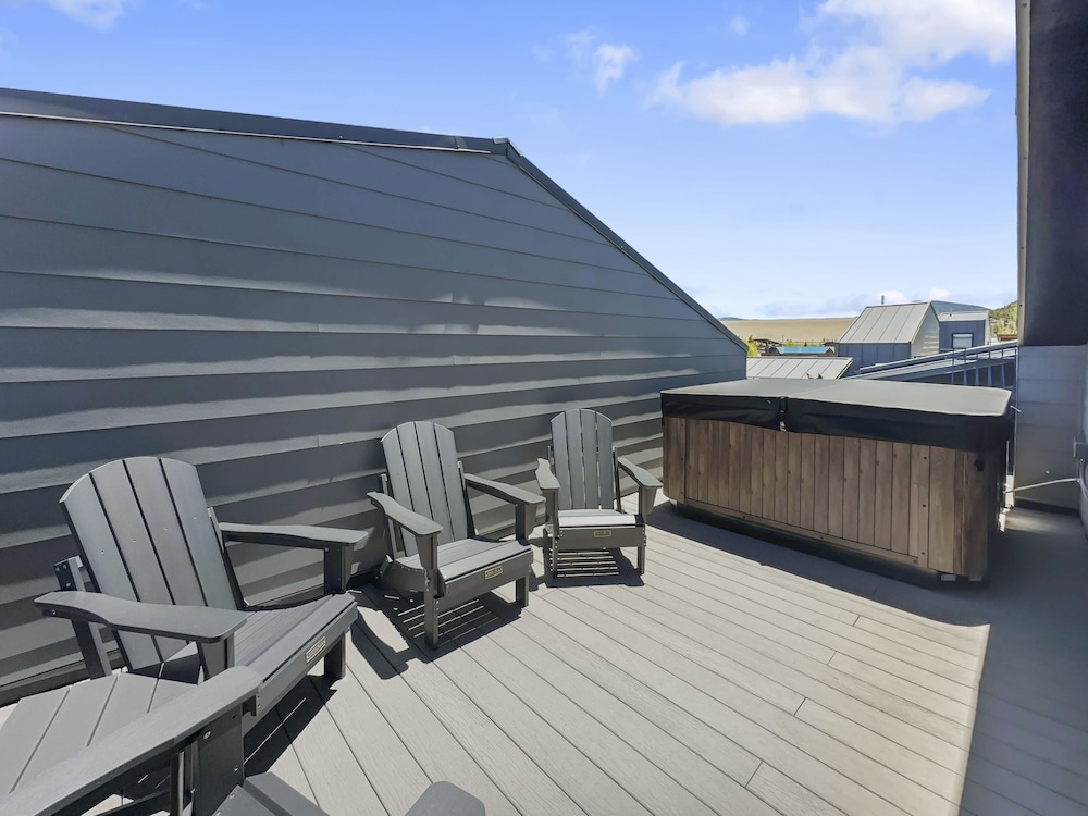 58b 2br 3ba 2 Bedroom Townhouse by RedAwning view 5