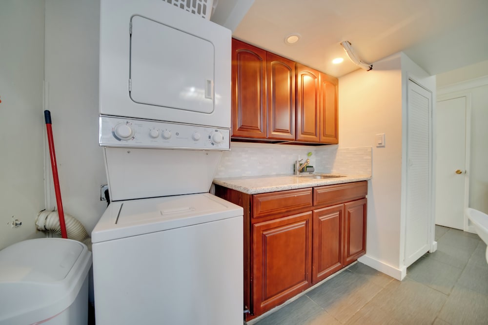 6 Mi to Downtown Seattle: Peaceful Apt w/ Patio