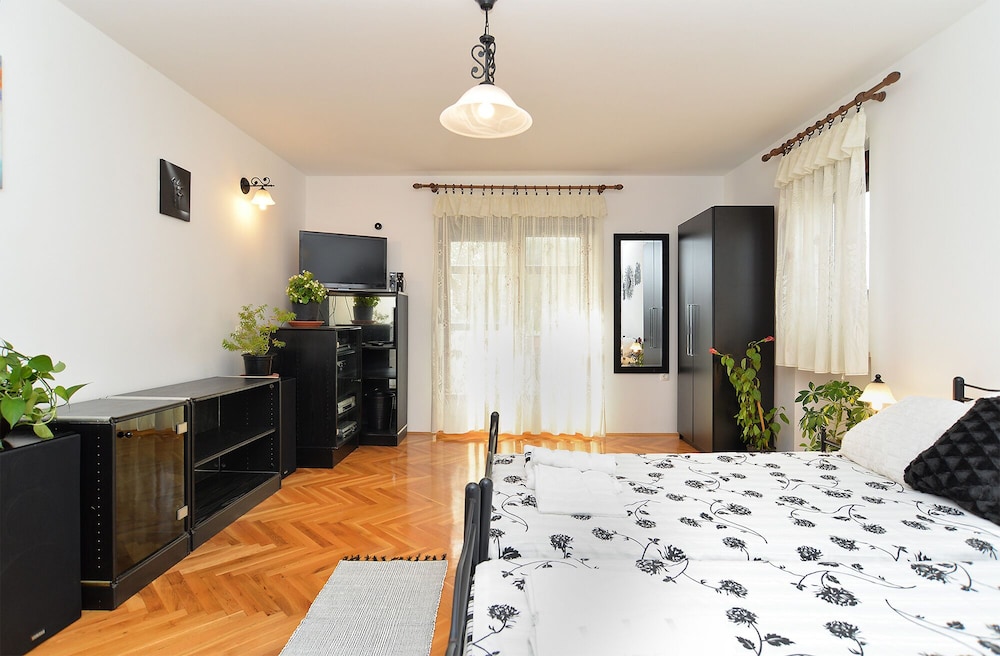 Apartment 1986 view 4