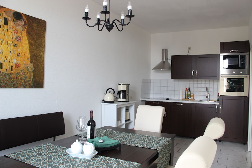 Leon Apartments