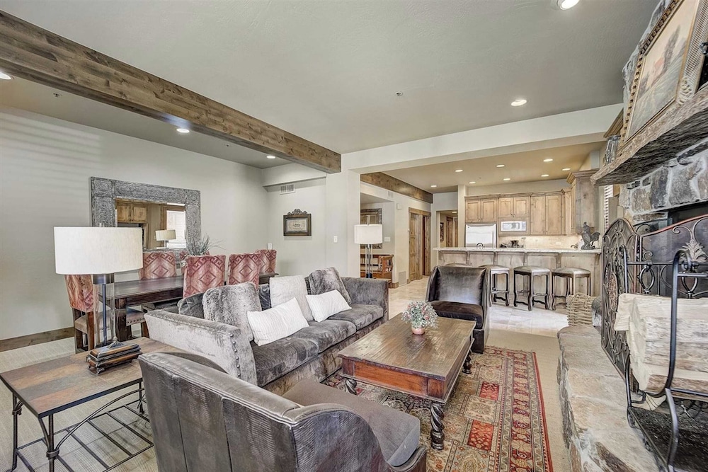 7 Condos, Ski-in/ski-out + Hot Tubs Sleeps 30 Mont Cervin by Avantstay