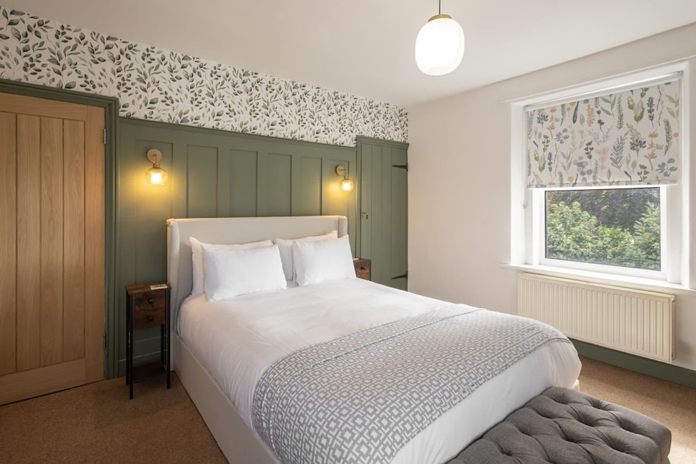 Host Stay Castle Hill Cottage view 2