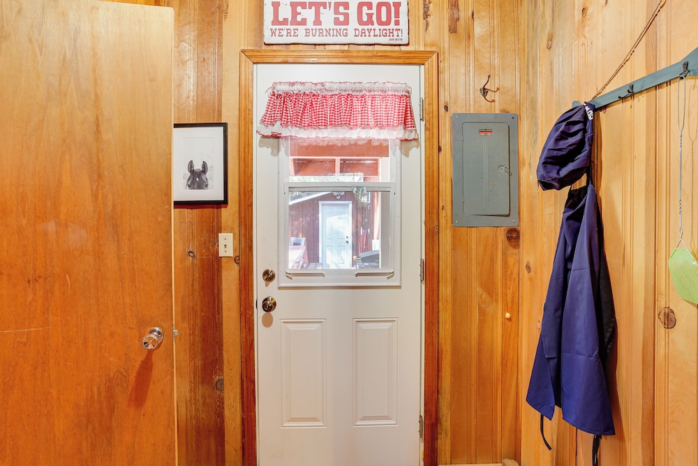 < 2 Mi to Trinity Lake: Norcal Getaway w/ BBQ