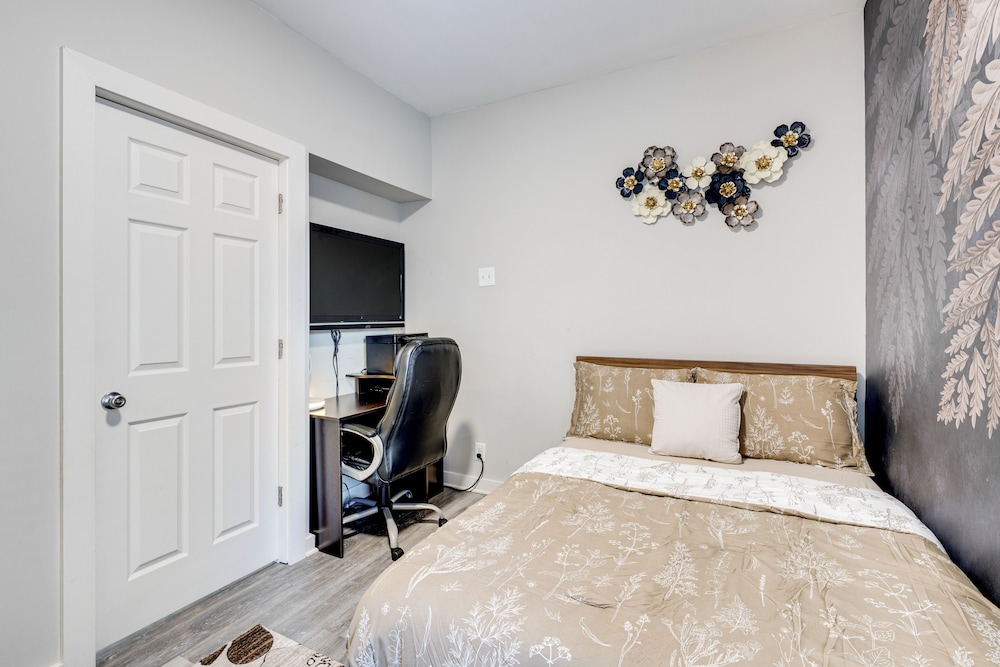 1 Mi to Dtwn Elgin: Dutch Colonial w/ Lovely Patio