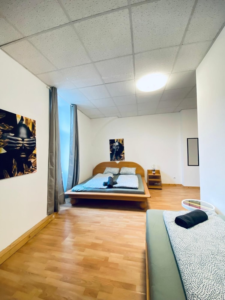 Stylish Shared 3-Bedroom Stay Near City