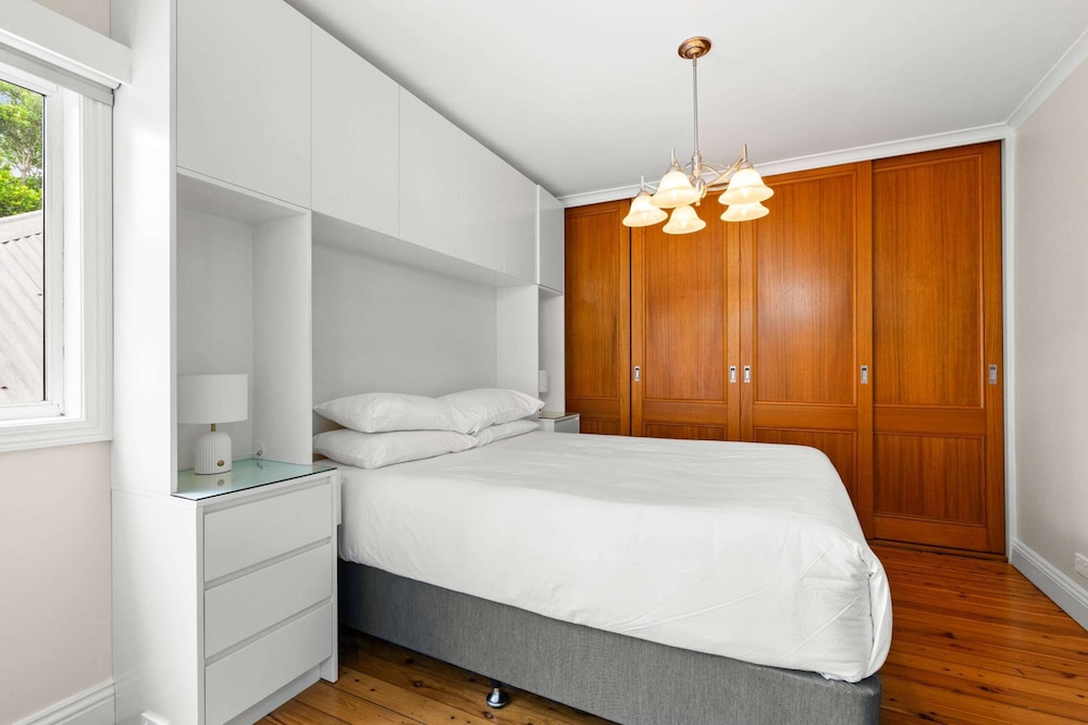 Elegant 1-bed With Study by Balmain Wharf