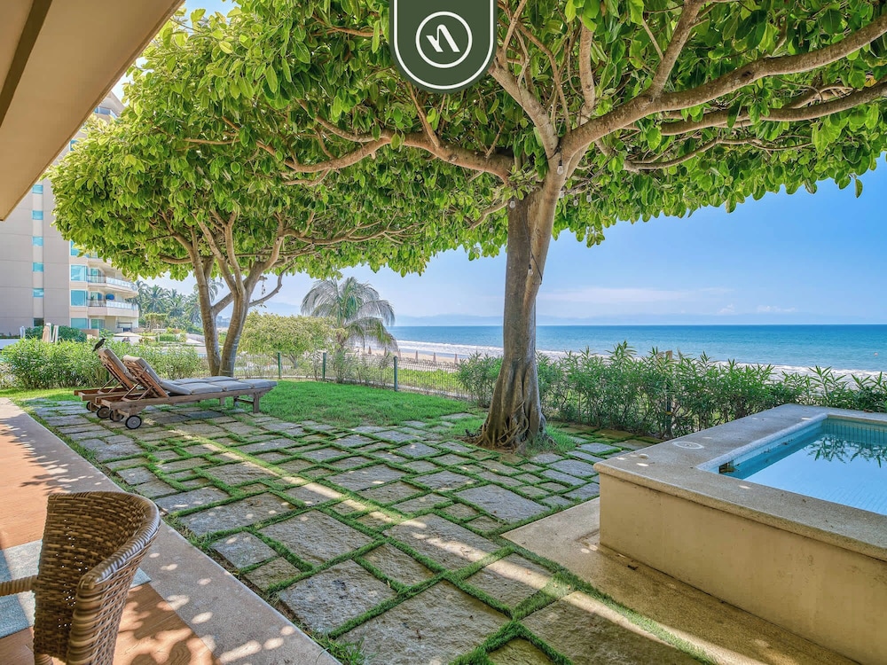Luxury 4 BR Condo - Private Beachfront Deck With Pool