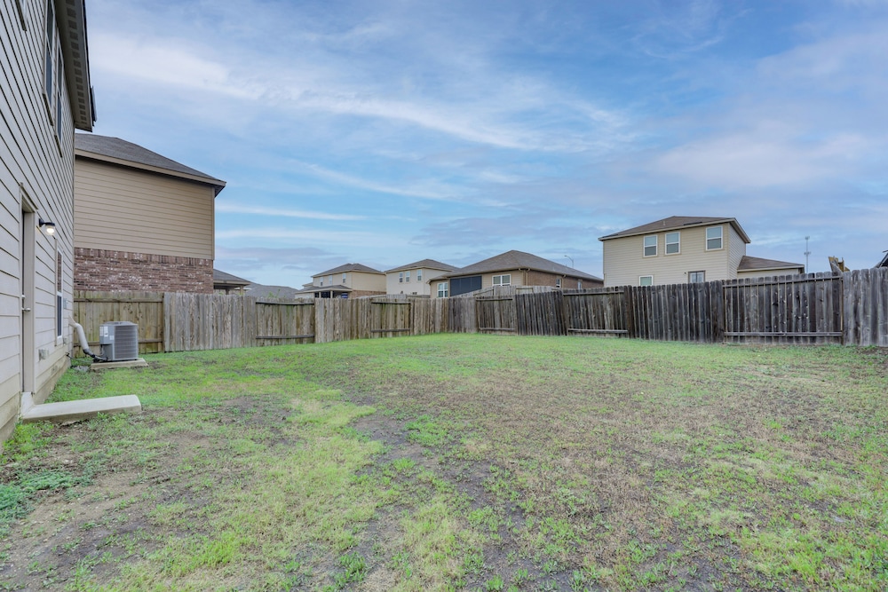Pet-friendly Home w/ Fenced Yard in Manor